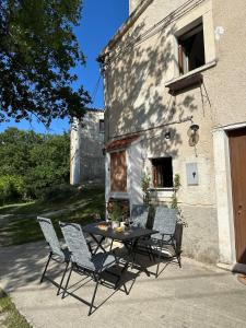 a table and chairs in front of a building at B&B La Majella Me in Abbateggio