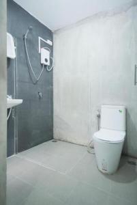 Un baño con inodoro blanco y ducha. en GO INN BTS ST Louis Silom - โกอินน์ บีทีเอส เซนต์หลุยส์ สีลม 4, en Yan Nawa