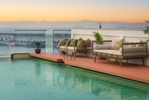 taras z leżakami i basen w budynku w obiekcie La Residencia Puerto Hotel & Spa w mieście Tarifa