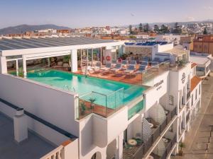 widok z lotu ptaka na budynek z basenem w obiekcie La Residencia Puerto Hotel & Spa w mieście Tarifa