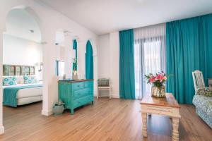 Łóżko lub łóżka w pokoju w obiekcie La Residencia Puerto Hotel & Spa