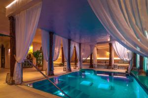 basen w domu z zasłonami w obiekcie La Residencia Puerto Hotel & Spa w mieście Tarifa