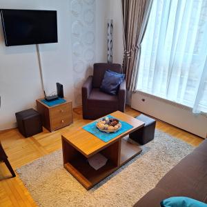 ein Wohnzimmer mit einer Couch und einem Couchtisch in der Unterkunft Kraljevski kutak Kraljevi čardaci in Kopaonik