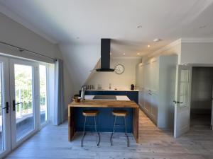 Kuchyň nebo kuchyňský kout v ubytování The Lookout, Swanage - Flat 7