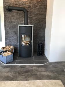 Afbeelding uit fotogalerij van Einfamilienhaus am Wald mit umfangreichem Wellnessangebot in Neustadt am Rübenberge