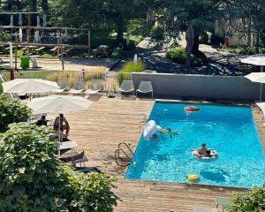 Bazén v ubytování Novotel Lyon Bron Meeting & Events nebo v jeho okolí