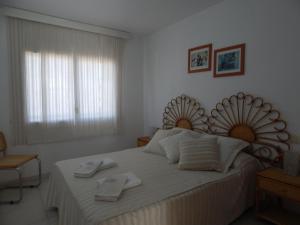 Postel nebo postele na pokoji v ubytování Les Pites I 2n 2a Bonito apartamento con terraza