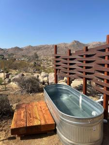 Gambar di galeri bagi Orion Minor - Spa and Soaking Tub with Park Views di Joshua Tree