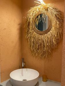 un bagno con un lavandino bianco e uno specchio di Casa la meridiana a Laigueglia Altre 49 foto