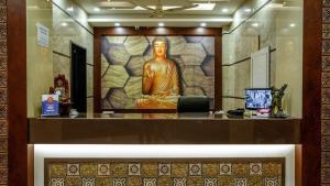 贾姆穆Hotel Raghunath的墙上有佛像的办公室