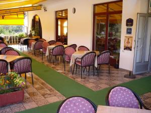 una fila de mesas y sillas en un restaurante en Motel Stara Vrba en Kuršumlija