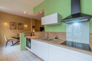 Kuchyň nebo kuchyňský kout v ubytování One bedroom apartment close to all amenities + 13 fotografií