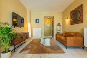 Una sala de estar con un sofá y una mesa de cristal. en One bedroom apartment close to all amenities, en Roubaix