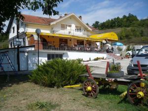 KuršumlijaMotel Stara Vrba的餐馆前的一辆旧货车