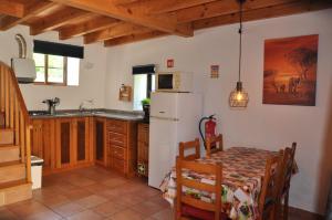 Nhà bếp/bếp nhỏ tại Casa-Agave-Quinta-da-Encavalada-relaxing-holiday-house-with-beautiful-view-and-swimmingpool