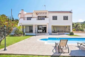una villa con piscina e una casa di Villa Melody Latchi a Neo Chorio