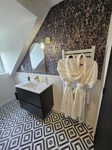 Ένα μπάνιο στο GÎTE Le Parisien Appartement privé en Duplex avec accès jacuzzi à 10min des plages +20 φωτογραφίες