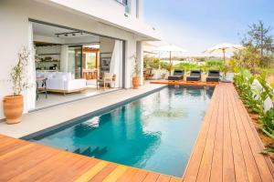 ein Bild eines Schwimmbads in einem Haus in der Unterkunft Lora Pearl Luxury Villa in Protaras + 16 Fotos