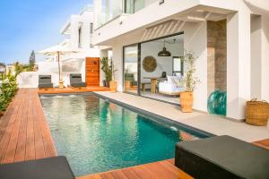 ein Haus mit einem Swimmingpool davor in der Unterkunft Lora Pearl Luxury Villa in Protaras