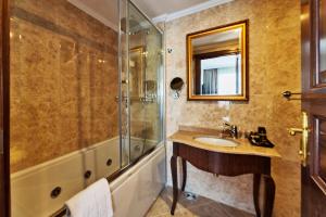 A bathroom at The Central Hotel