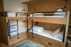 En eller flere senge i et værelse på 2 bedroom apartment with terrace, pool, parking