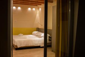 Postel nebo postele na pokoji v ubytování KRINO' hotel cafè