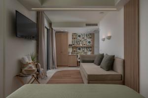 TV a/nebo společenská místnost v ubytování Sandy Seaside Suites