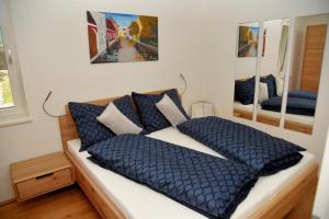 Postel nebo postele na pokoji v ubytování Josi Thaller Das Ferienapartment in Fürstenfeld