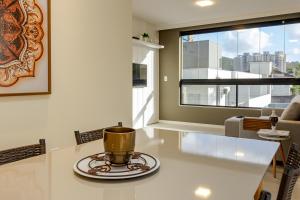 - un salon avec une table et une bougie dans l'établissement Ap c/ Terraço, 2 quadras da Praia em Itapema P1771, à Itapema