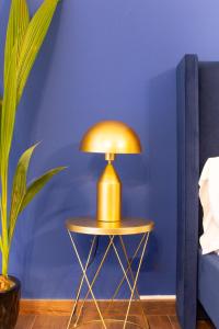 une lampe or assise sur une table dans une pièce dans l'établissement TP Apartment Luxury Colosseum, à Rome 36 autres photos