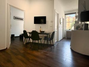 une salle à manger avec une table et des chaises dans une pièce dans l'établissement TP Apartment Luxury Colosseum, à Rome