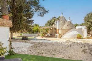 een uitzicht op een huis met een tuin bij Villetta Giardino dei Trulli in Ostuni