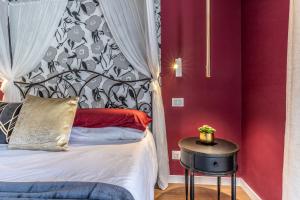 a bedroom with a bed with a black and red wall at ALE HOUSE in Arezzo