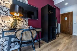 a room with a desk with a lamp on it at ALE HOUSE in Arezzo +67 photos