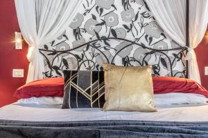 a bedroom with a bed with a black and white headboard at ALE HOUSE in Arezzo