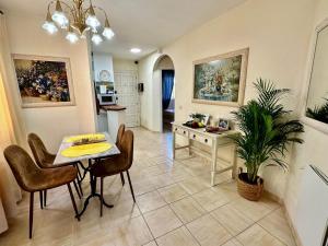 a kitchen and dining room with a table and chairs at Budget-Apart Caronte in Riviera del Sol, Mijas Costa in Mijas Costa