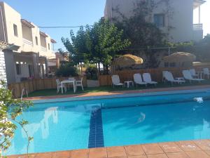 Bazén v ubytování Nikolas Apartments nebo v jeho okolí