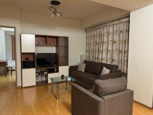 Μια τηλεόραση ή/και κέντρο ψυχαγωγίας στο 1 bedroom apartment in the heart of the center