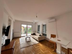 un salon avec un canapé et une table dans l'établissement Apartment near airport II, à Sarajevo