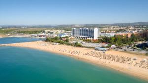 een luchtzicht op een strand met een groep mensen bij Apartment with 2 bedrooms at Vilamoura Marina in Quarteira