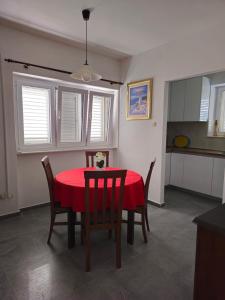 Kuchyň nebo kuchyňský kout v ubytování Two bedroom Apartment Libertas