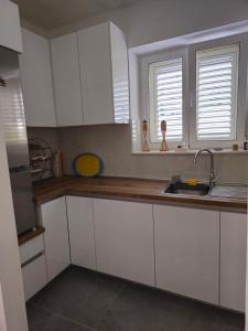 Kuchyň nebo kuchyňský kout v ubytování Two bedroom Apartment Libertas