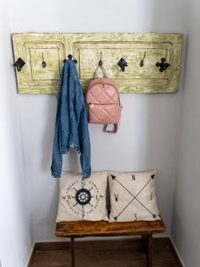 una stanza con una panca con cuscini e una borsa di Casa turística Lola a Aldealcorvo