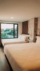 Un pat sau paturi într-o cameră la HOTEL AMERICAN VISA BOUTIQUE +81 fotografii