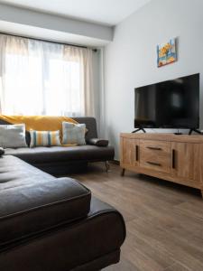 un soggiorno con una grande TV a schermo piatto di Casa turística Lola a Aldealcorvo