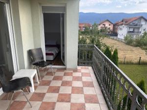 - un balcon avec une chambre, un lit et des chaises dans l'établissement Apartment near airport II, à Sarajevo
