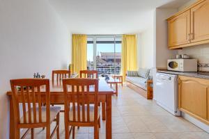 een keuken met een tafel en stoelen en een keuken met uitzicht bij Apartment with 2 bedrooms at Vilamoura Marina in Quarteira