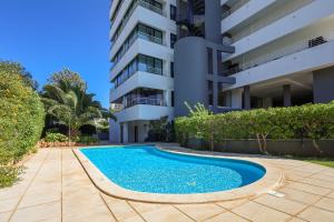een zwembad voor een gebouw bij Apartment with 2 bedrooms at Vilamoura Marina in Quarteira