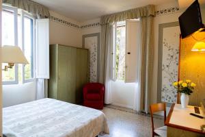 A bed or beds in a room at Hotel Villa Tiziana