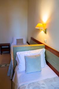 A bed or beds in a room at Hotel Villa Tiziana